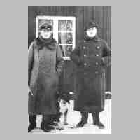 090-0055 Die Gebrueder Gerhard und Erwin Moeller vor der Baracke, die als erste Zuflucht nach der Zerstoerung des Gutshauses diente.jpg